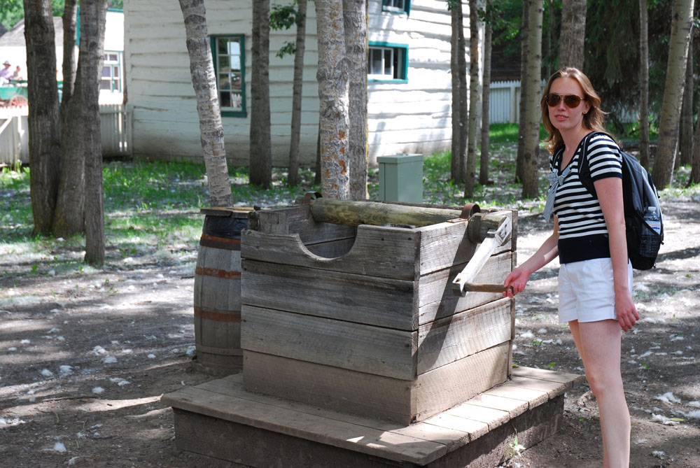 Наши бабушки до сих пор пользуются такими колодцами, а тут он даже не настоящий, просто коробка на земле. Fort Edmonton Park. Edmonton,2012