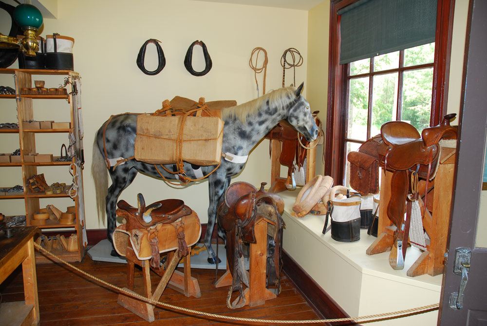 Это магазин, в котором продавалось всё для лошадок. Fort Edmonton Park. Edmonton,2012