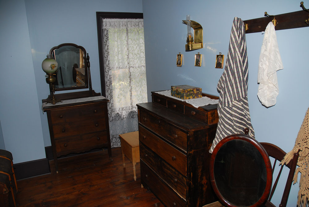 На первом этаже собственно магазин, а на втором жили владельцы магазина. Fort Edmonton Park. Edmonton, 2012