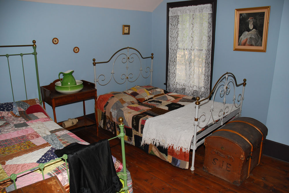 На первом этаже собственно магазин, а на втором жили владельцы магазина. Fort Edmonton Park. Edmonton, 2012