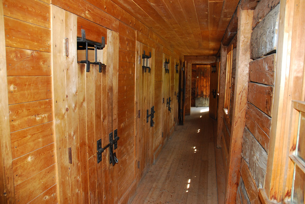 Мрачные но уютные коридоры тюрьмы. Fort Edmonton Park. Edmonton,2012