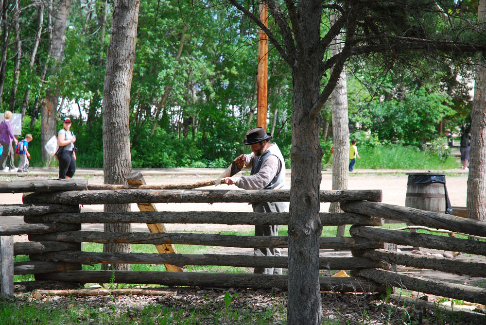 Какой-то дяденька делал забор. Fort Edmonton Park. Edmonton, 2012